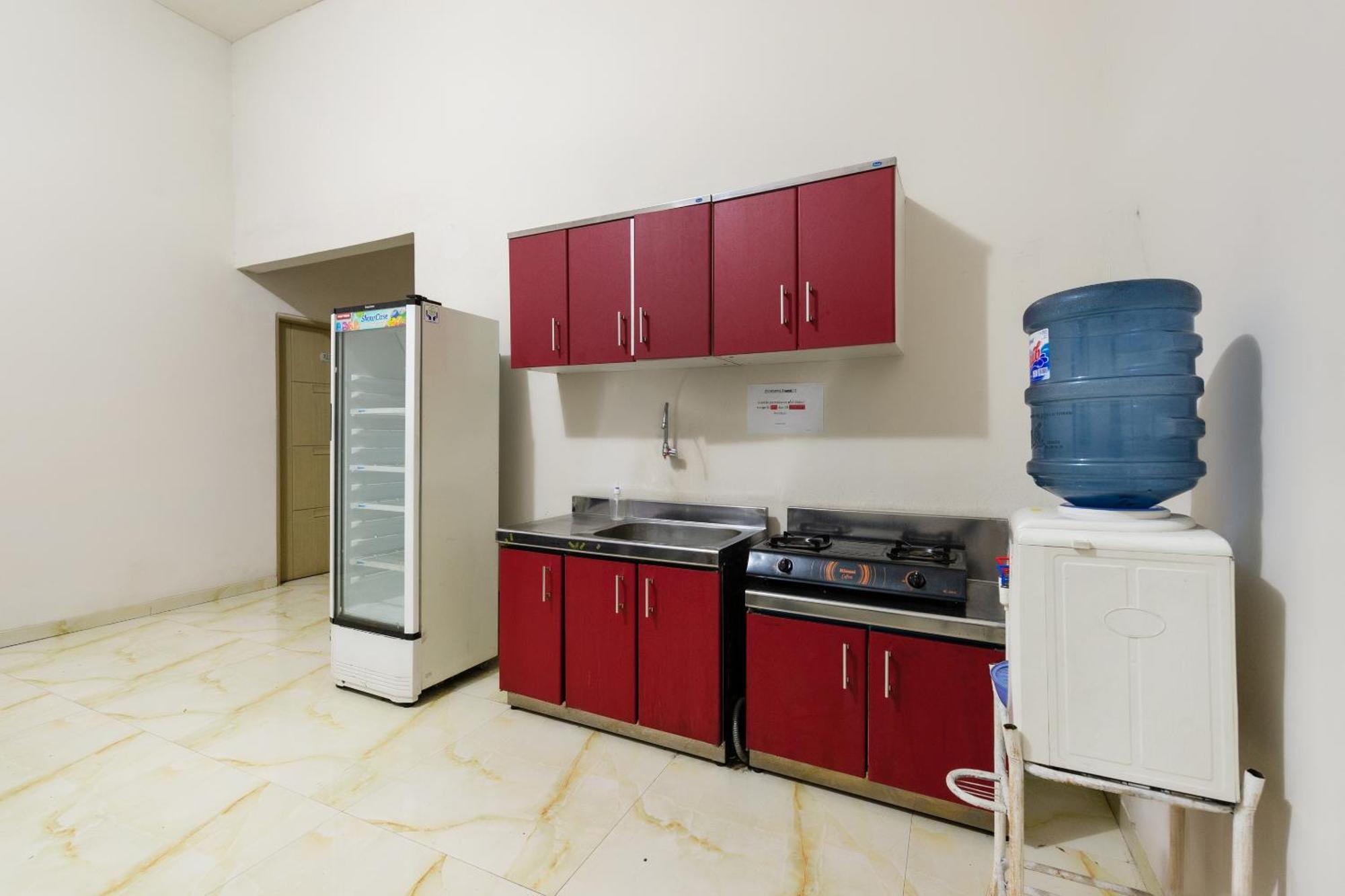 Oyo Life 2108 Griya Aisyah Residence Сурабая Экстерьер фото