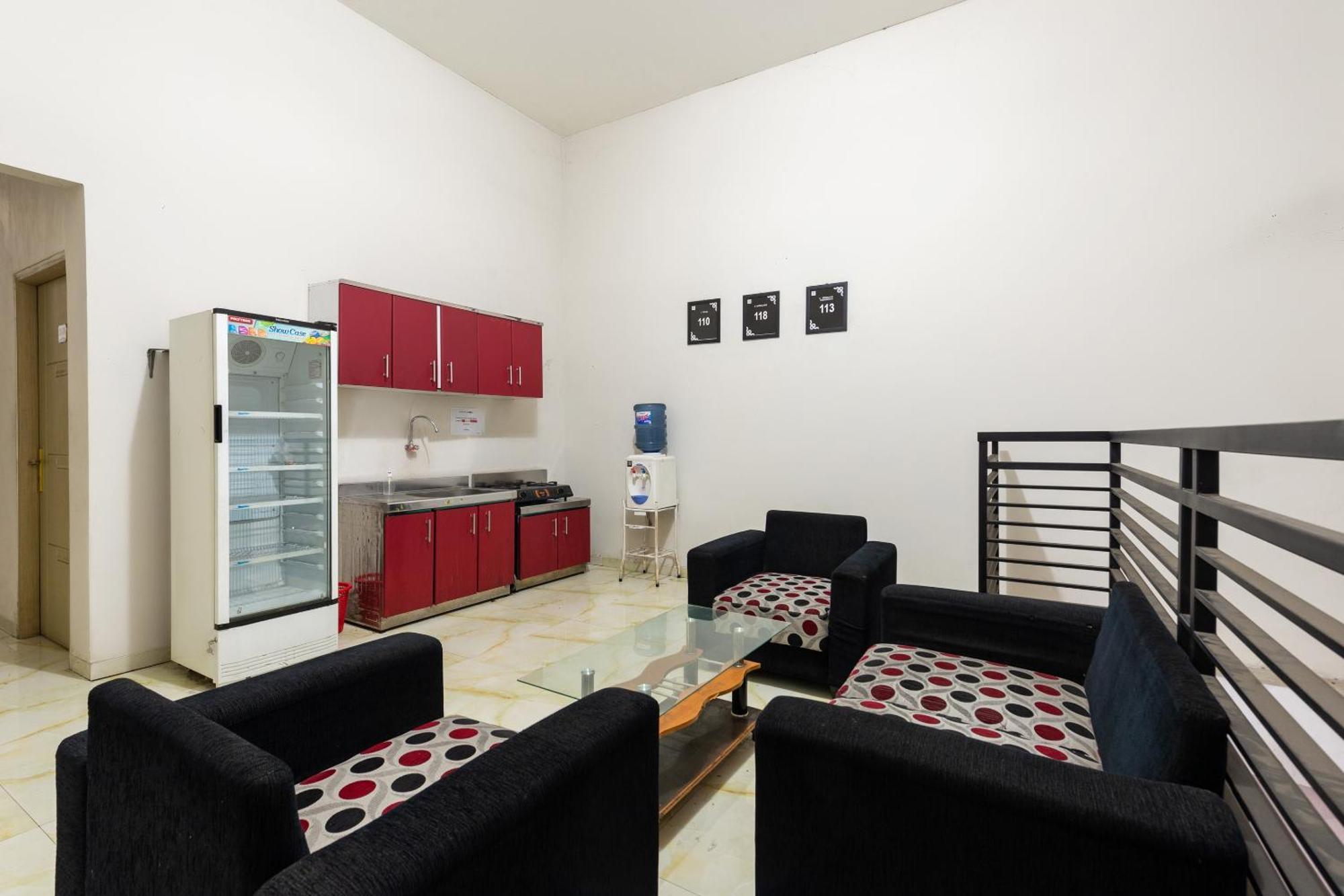 Oyo Life 2108 Griya Aisyah Residence Сурабая Экстерьер фото