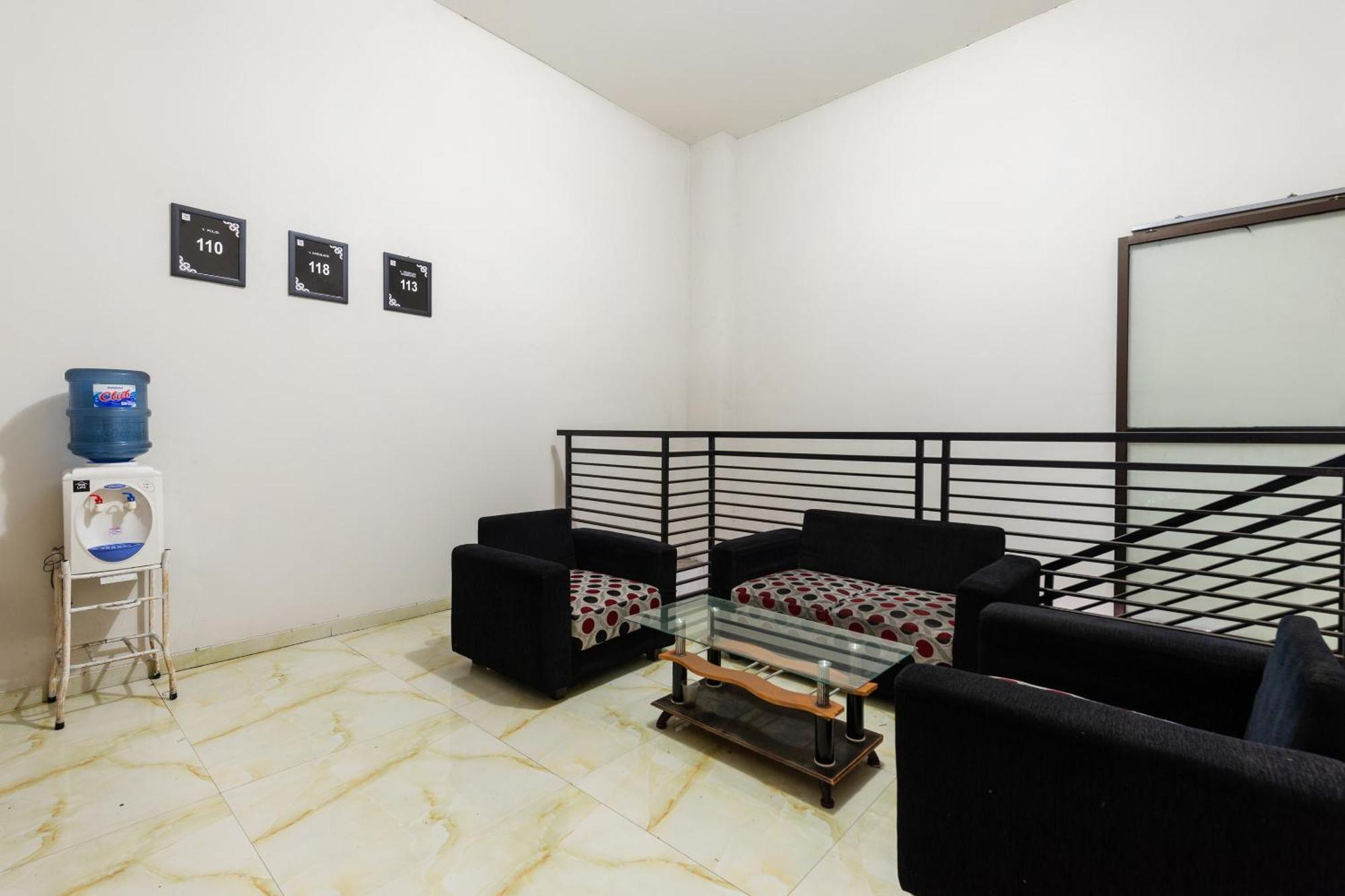 Oyo Life 2108 Griya Aisyah Residence Сурабая Экстерьер фото
