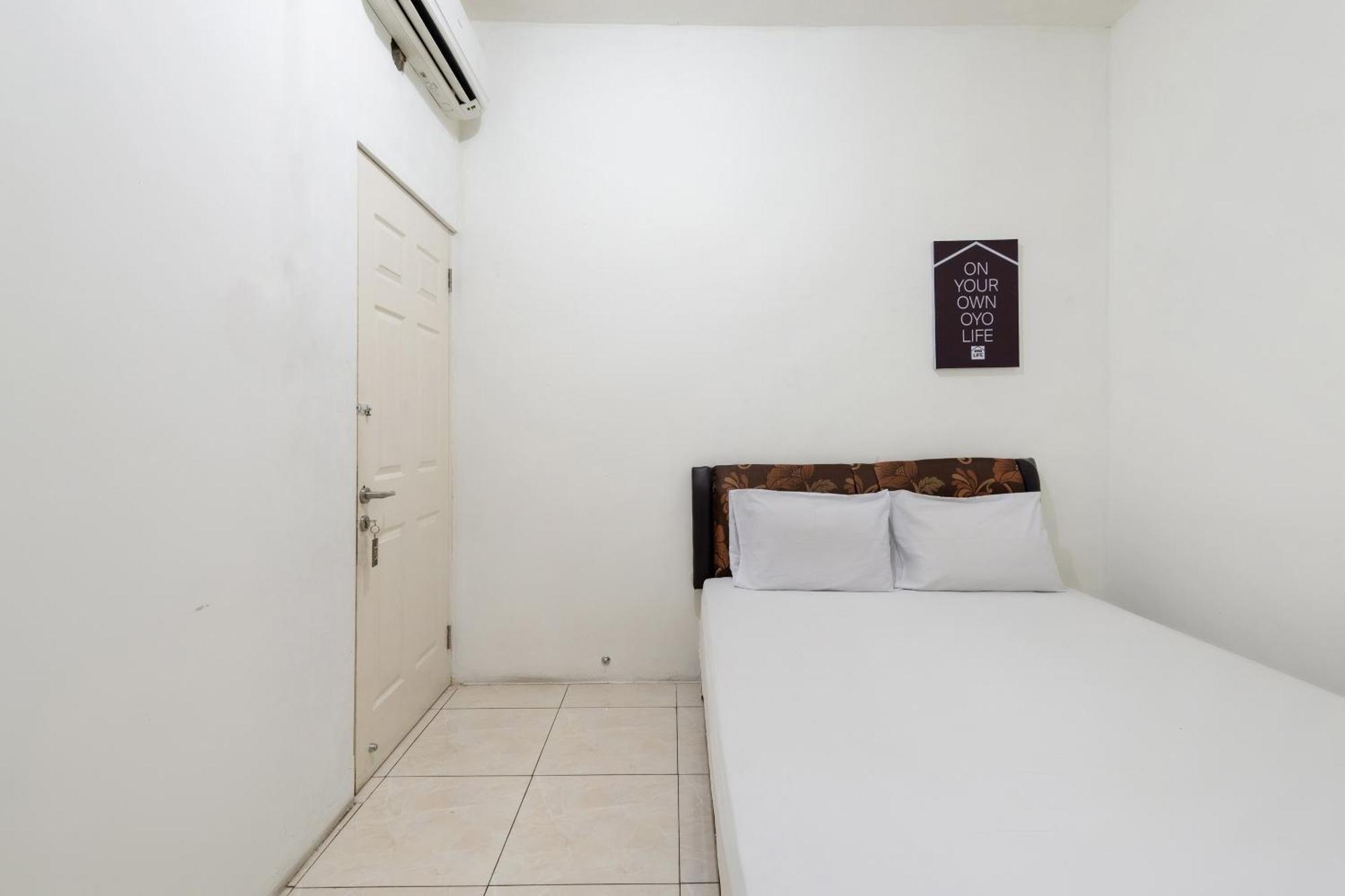 Oyo Life 2108 Griya Aisyah Residence Сурабая Экстерьер фото